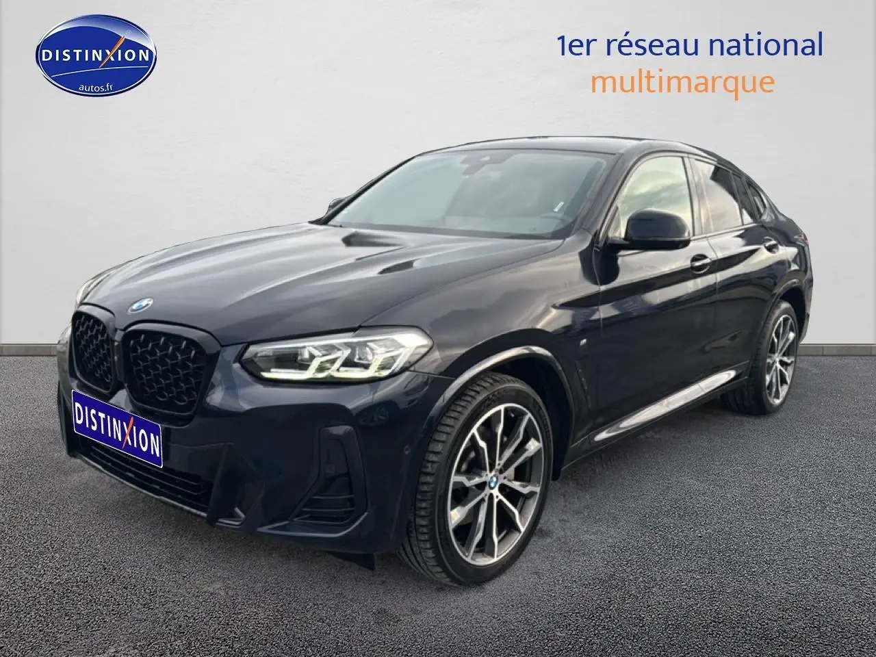 BMW X4 xDrive30d 2022 noir en vue 3/4 avant droit, avec jantes alliage et phares LED allumés.