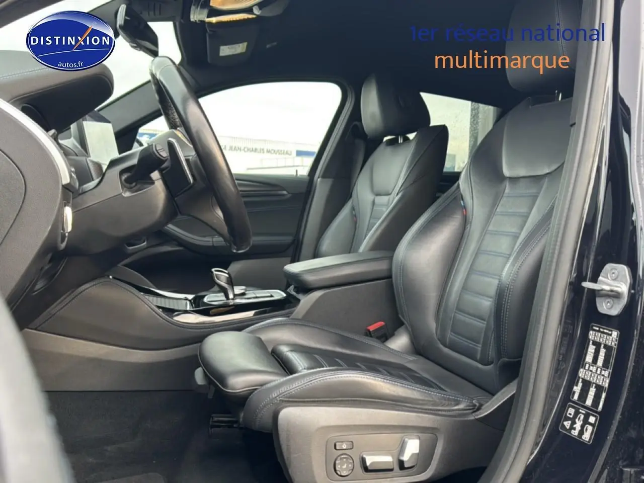 Vue intérieure côté conducteur du BMW X4 noir (g02) xdrive30d 286 m sport, mettant en valeur les sièges sport en cuir et la console centrale.