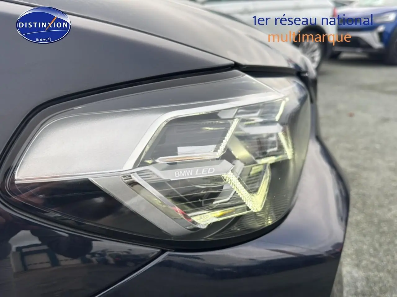 Gros plan sur le phare avant droit LED d’un BMW X4 noir (g02) xdrive30d 286 M Sport de 2022.