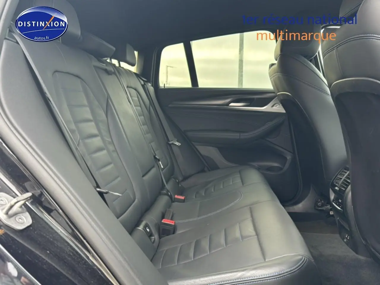 Vue intérieure côté gauche de la banquette arrière en cuir noir du BMW X4 G02 xdrive30d 2022 avec finitions sport.