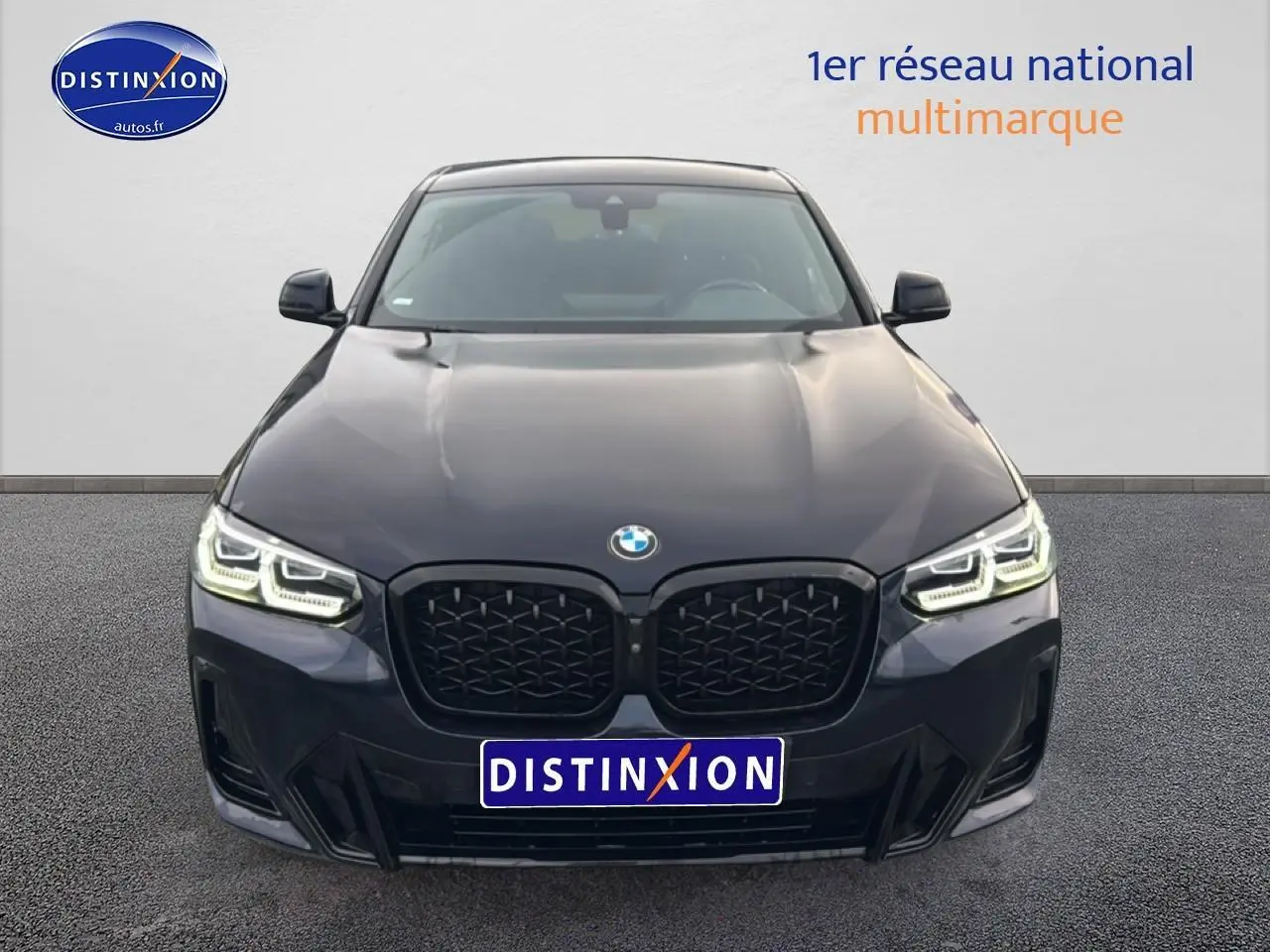 Vue avant d’un BMW X4 noir (g02) xdrive30d 286 M Sport avec calandre noire et phares LED allumés.