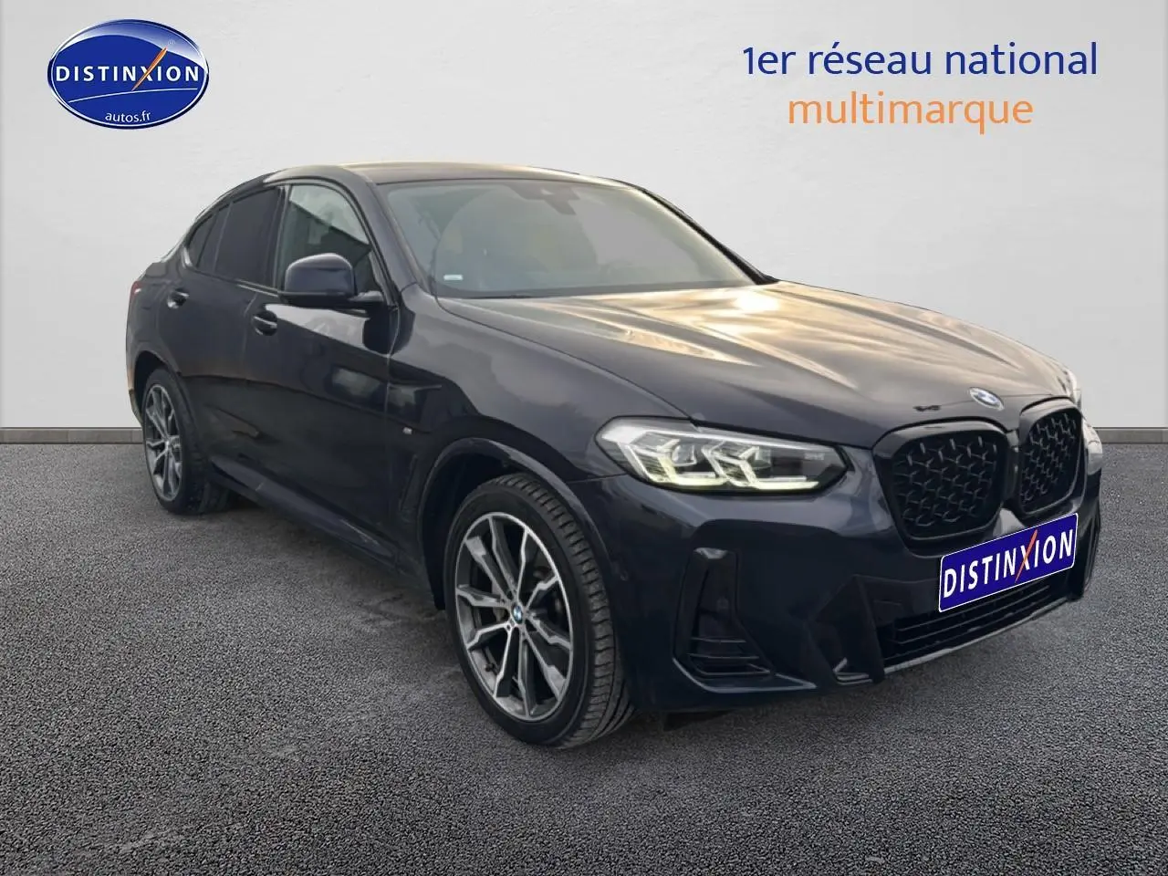 BMW X4 xDrive30d noir en 3/4 avant droit, avec calandre noire et jantes alliage distinctives.