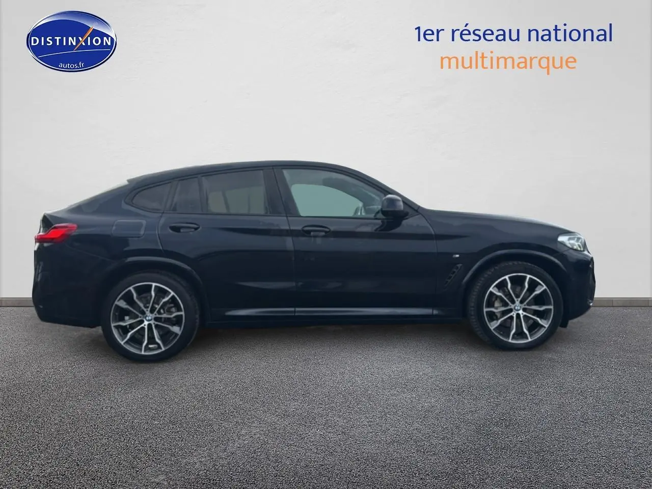 Profil côté gauche d’un BMW X4 noir (g02) xdrive30d 286 m sport de 2022 avec jantes alliage distinctives.