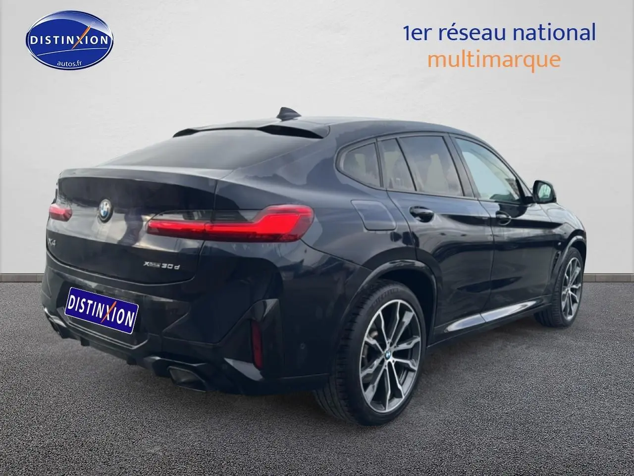 BMW X4 xDrive30d noir vue 3/4 arrière droit avec feux LED et jantes alliage sport
