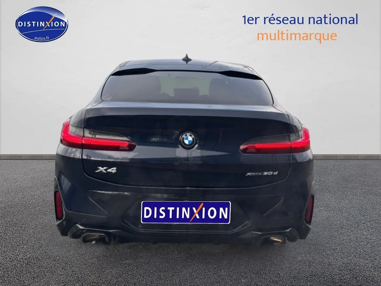 Vue arrière d’un BMW X4 noir (g02) xdrive30d 286 M Sport avec feux LED et double sortie d’échappement chromée.