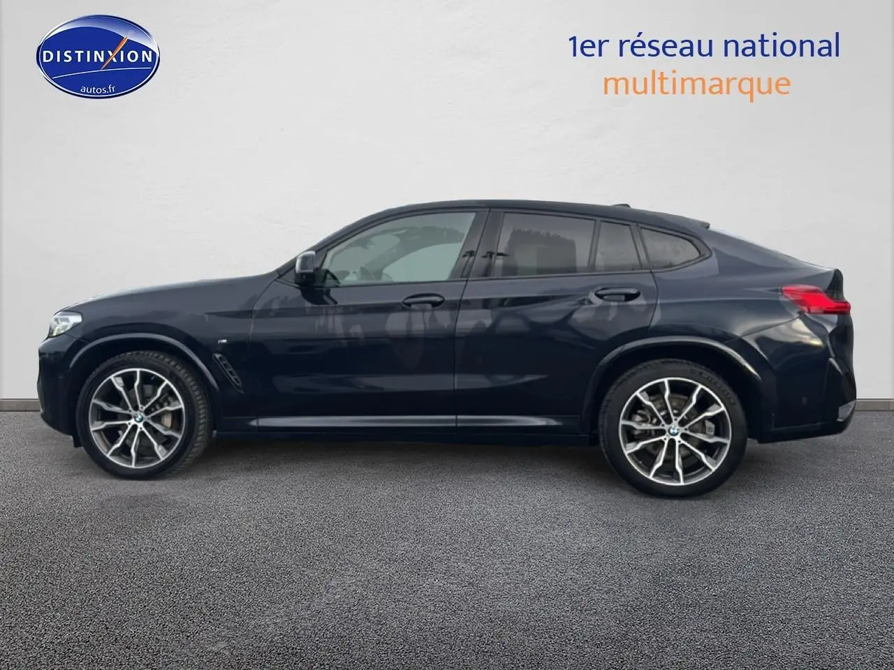 BMW X4 xDrive30d 2022 noir vue de profil côté gauche avec jantes alliage et lignes sportives marquées