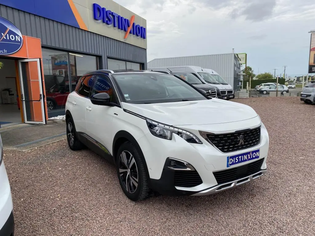 Peugeot 3008 blanc vue 3/4 avant droit, avec toit noir et calandre noire distinctive GT Line.