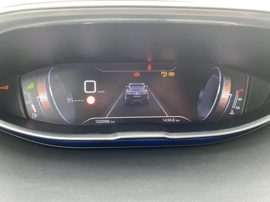 Tableau de bord numérique du Peugeot 3008 blanc 2018, affichant la vitesse à 0 km/h et l'odomètre à 102896 km.