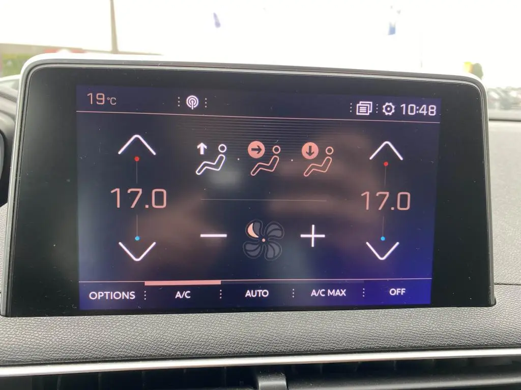 Écran tactile intérieur du Peugeot 3008 GT Line 2018 montrant les réglages de climatisation à 17°C.