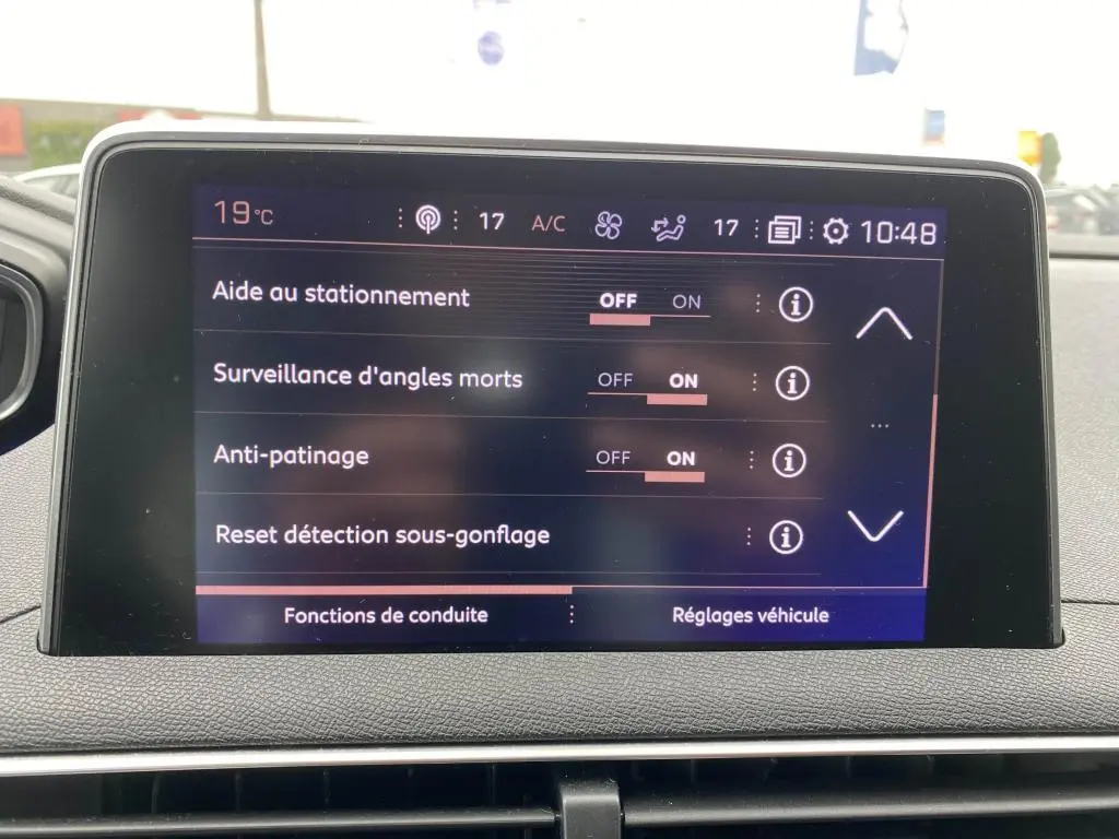 Écran tactile du tableau de bord du Peugeot 3008 GT Line 2018 affichant les réglages d'aide à la conduite.