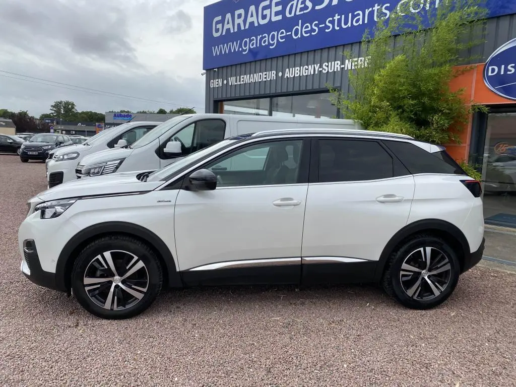 Peugeot 3008 blanc en vue de profil côté gauche, avec jantes alliage noires et toit noir contrasté.