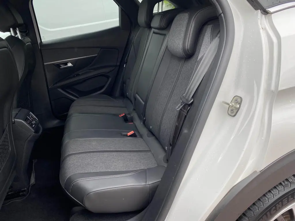 Vue intérieure côté droit des sièges arrière en cuir et tissu gris du Peugeot 3008 blanc GT Line 2018.