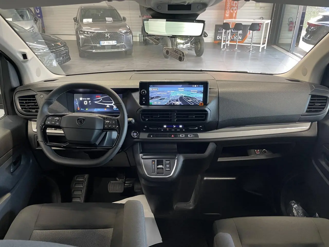 Vue intérieure du tableau de bord du Peugeot Expert Fourgon 2026 avec écran tactile 10'' et volant multifonction noir.