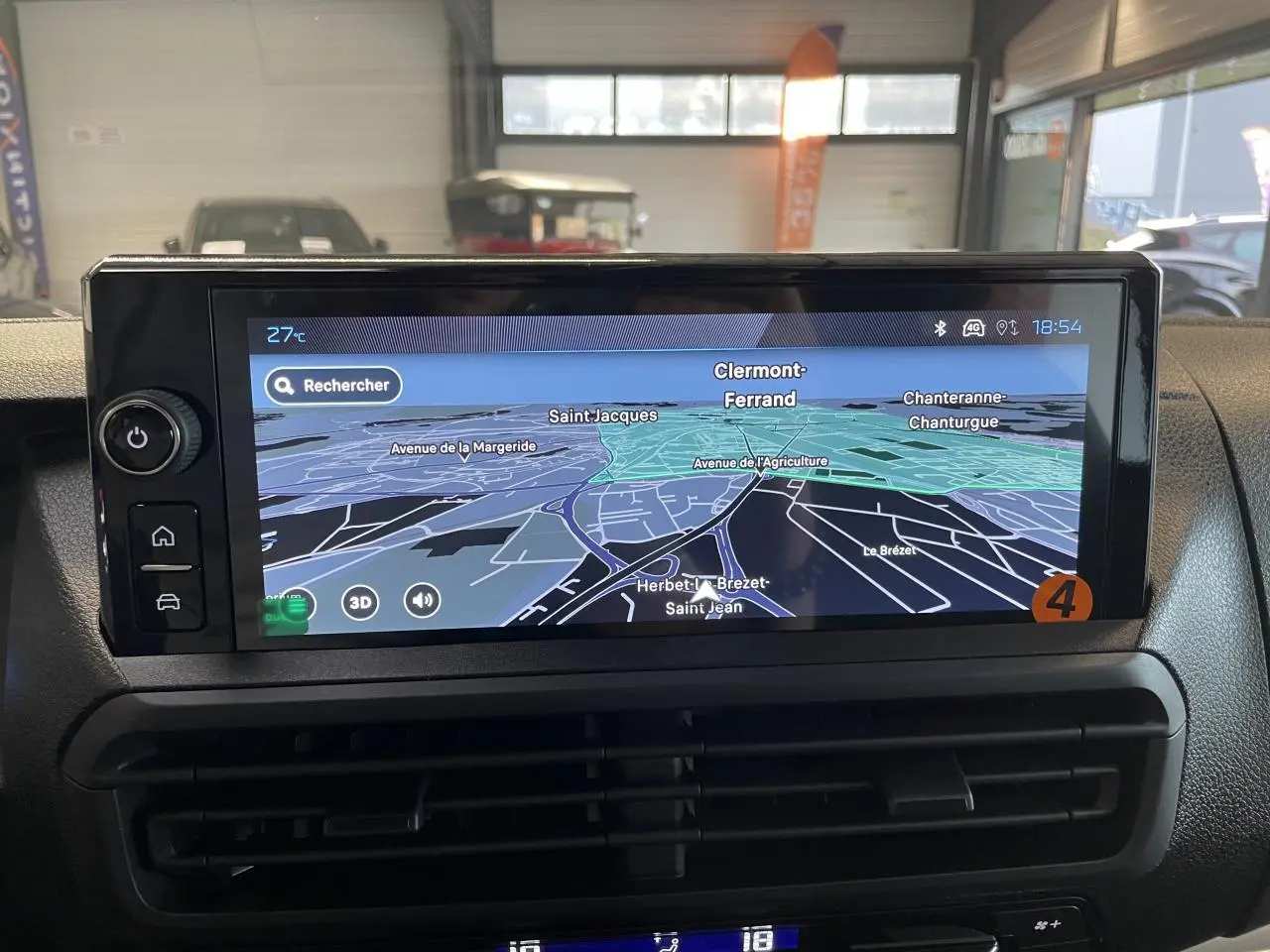 Vue intérieure centrée sur l'écran tactile 10'' HD du système de navigation du Peugeot Expert Fourgon gris Artense.