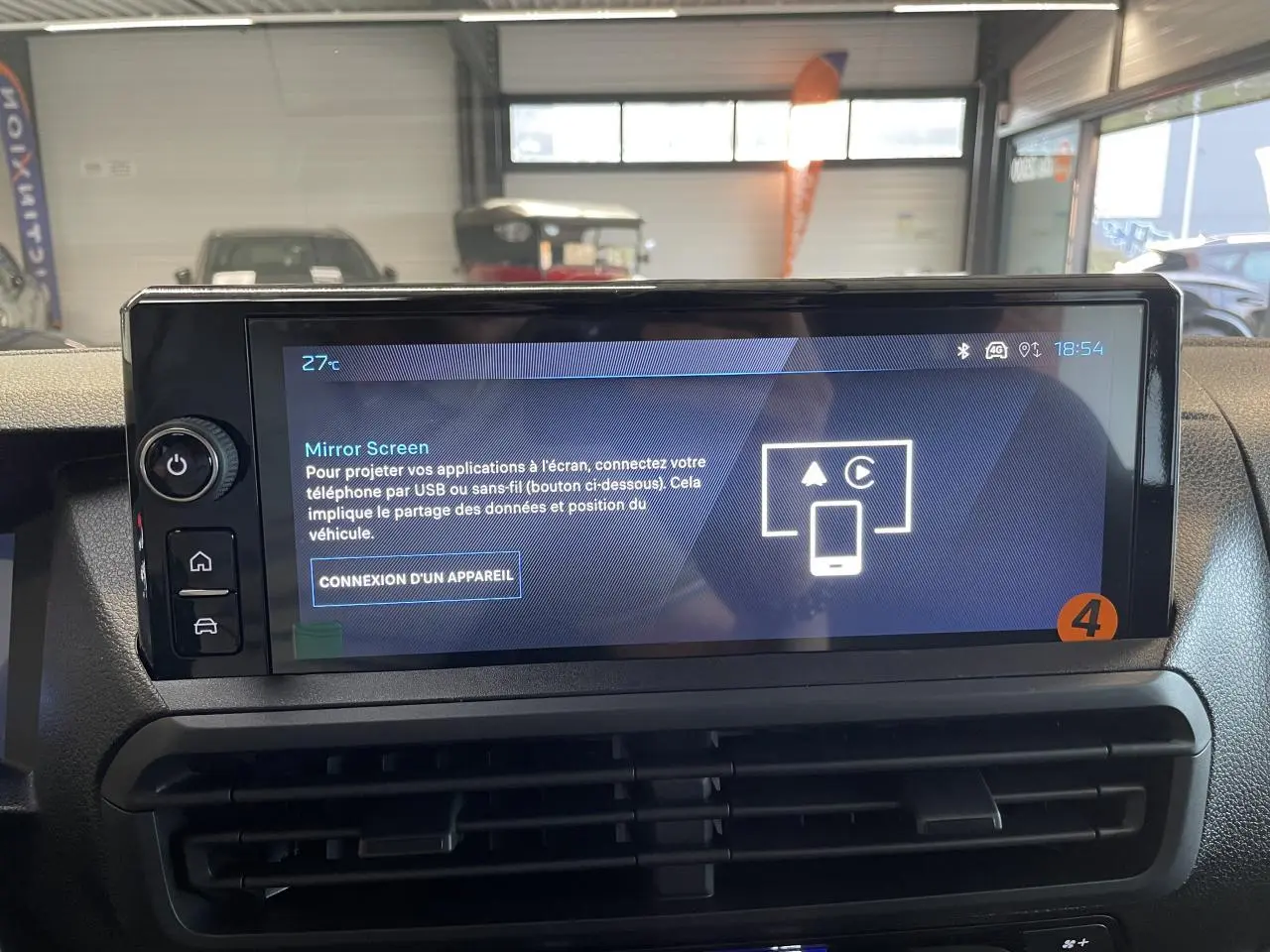Vue intérieure centrée sur l'écran tactile 10'' HD du tableau de bord du Peugeot Expert Fourgon gris Artense.
