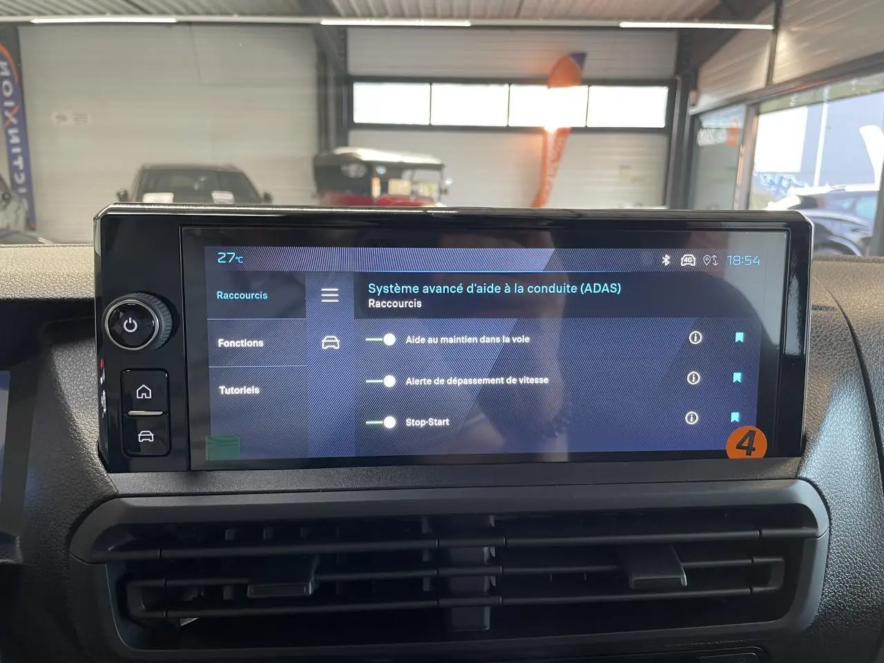 Écran tactile 10 pouces affichant le système avancé d’aide à la conduite dans un Peugeot Expert Fourgon gris Artsense.