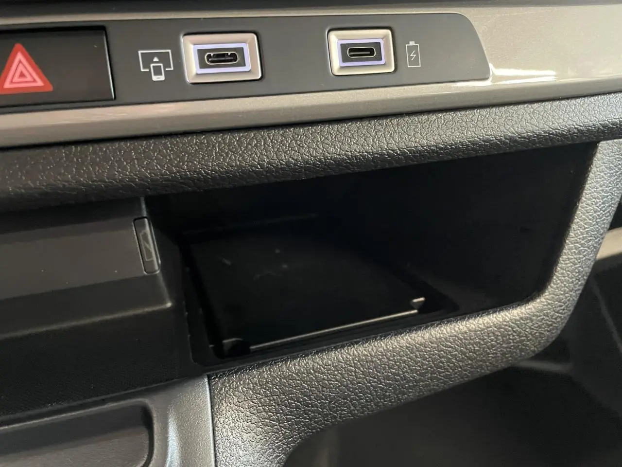 Gros plan sur la console centrale noire du Peugeot Expert Fourgon 2026 avec deux ports USB-C et un bouton de warning rouge.