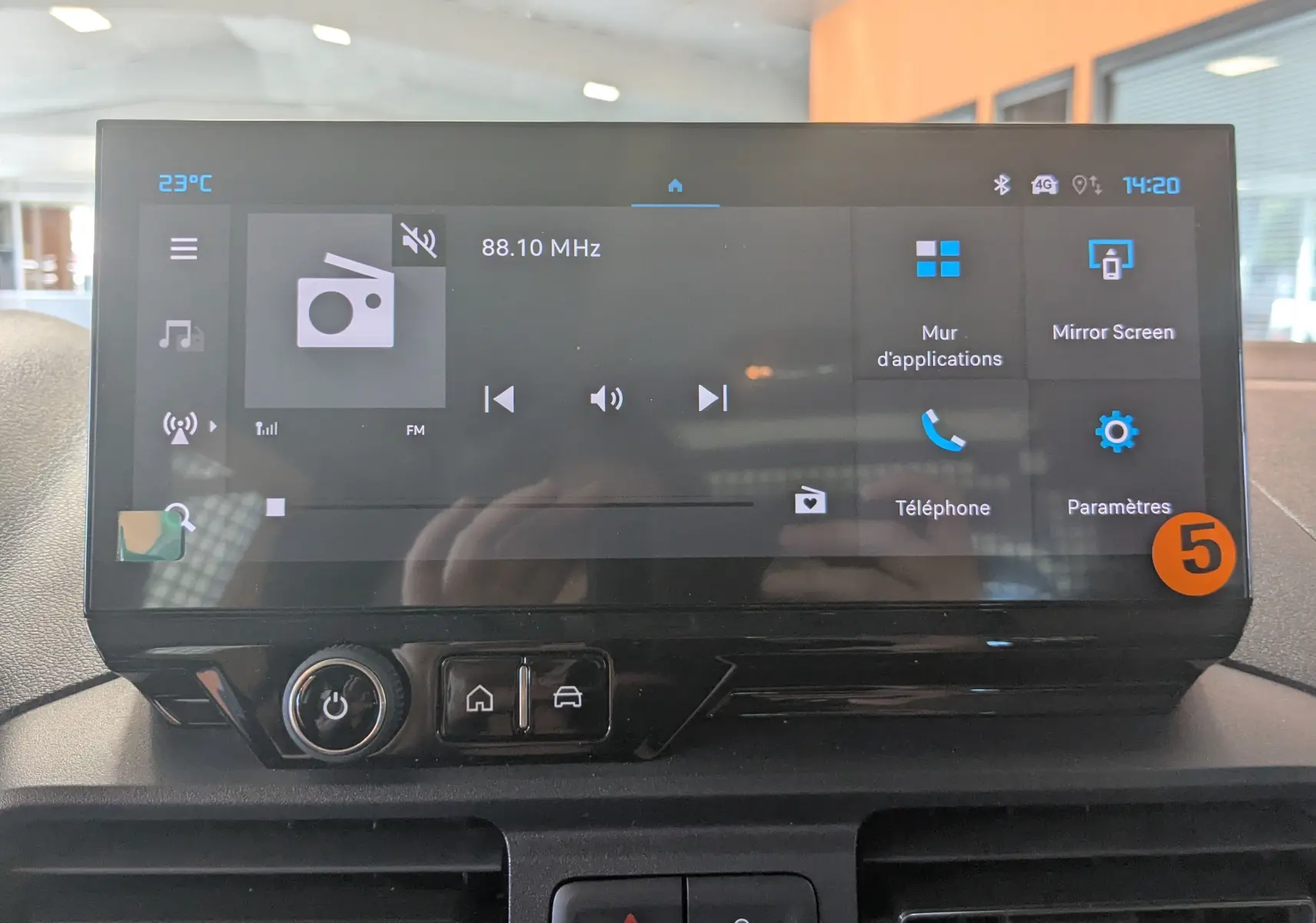 Écran tactile central de la Citroën Berlingo 2026 affichant la radio FM et les options connectées, vue de face.