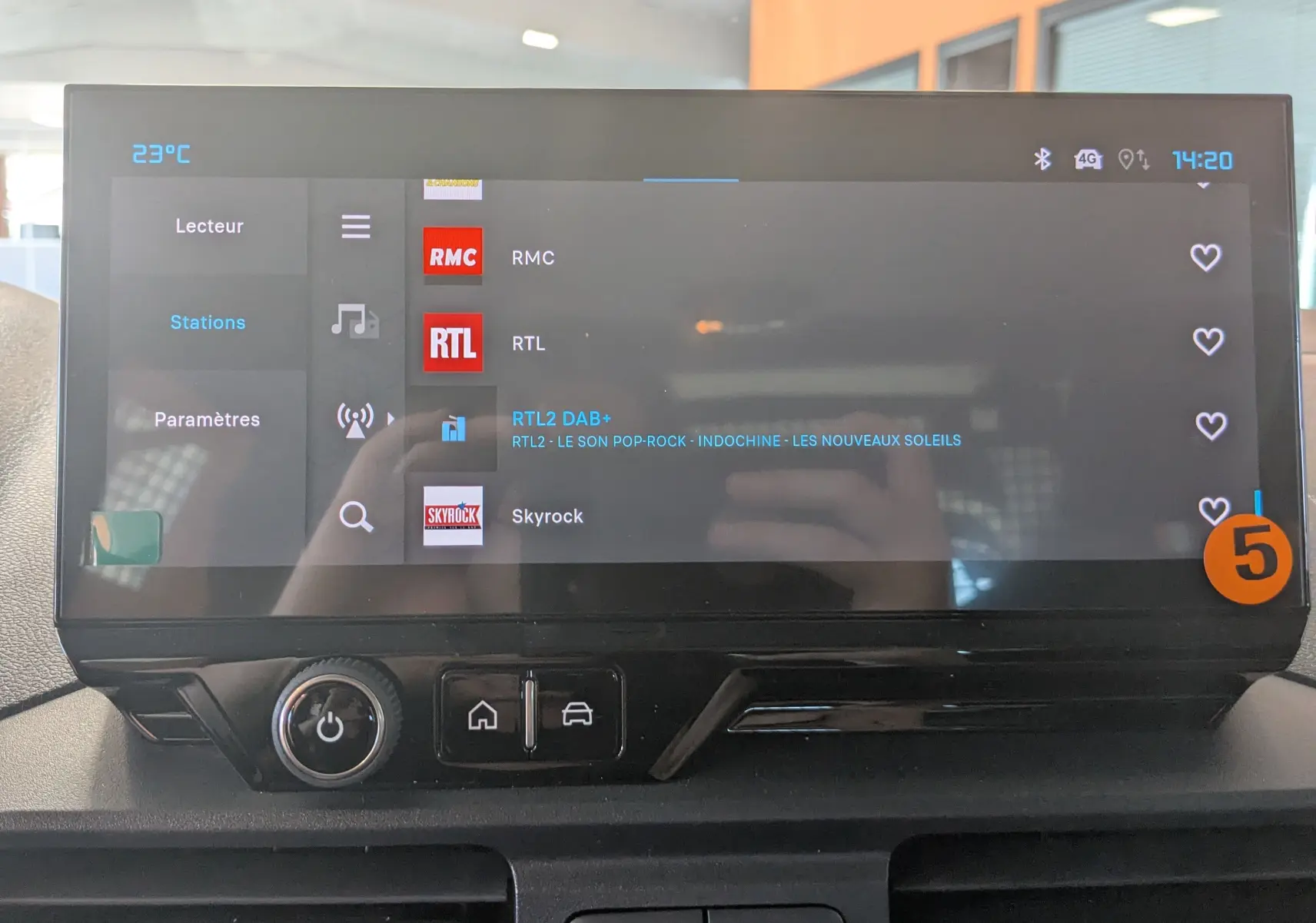 Écran tactile central du Citroën Berlingo 2026 affichant les stations radio, avec commandes sous l'écran en finition noire.