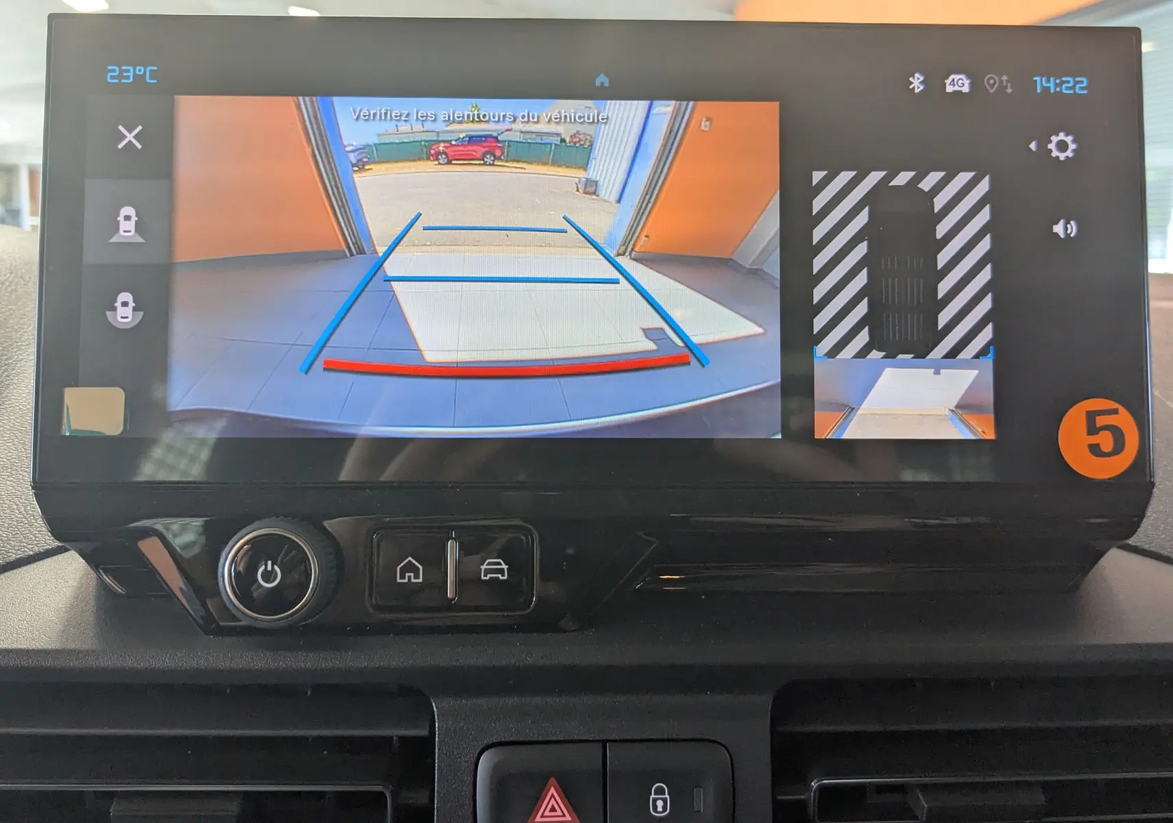Écran central du Citroën Berlingo 1.5 HDI 130 EAT8 Max 2026 montrant la caméra de recul avec guidage et vue 360° intérieure.