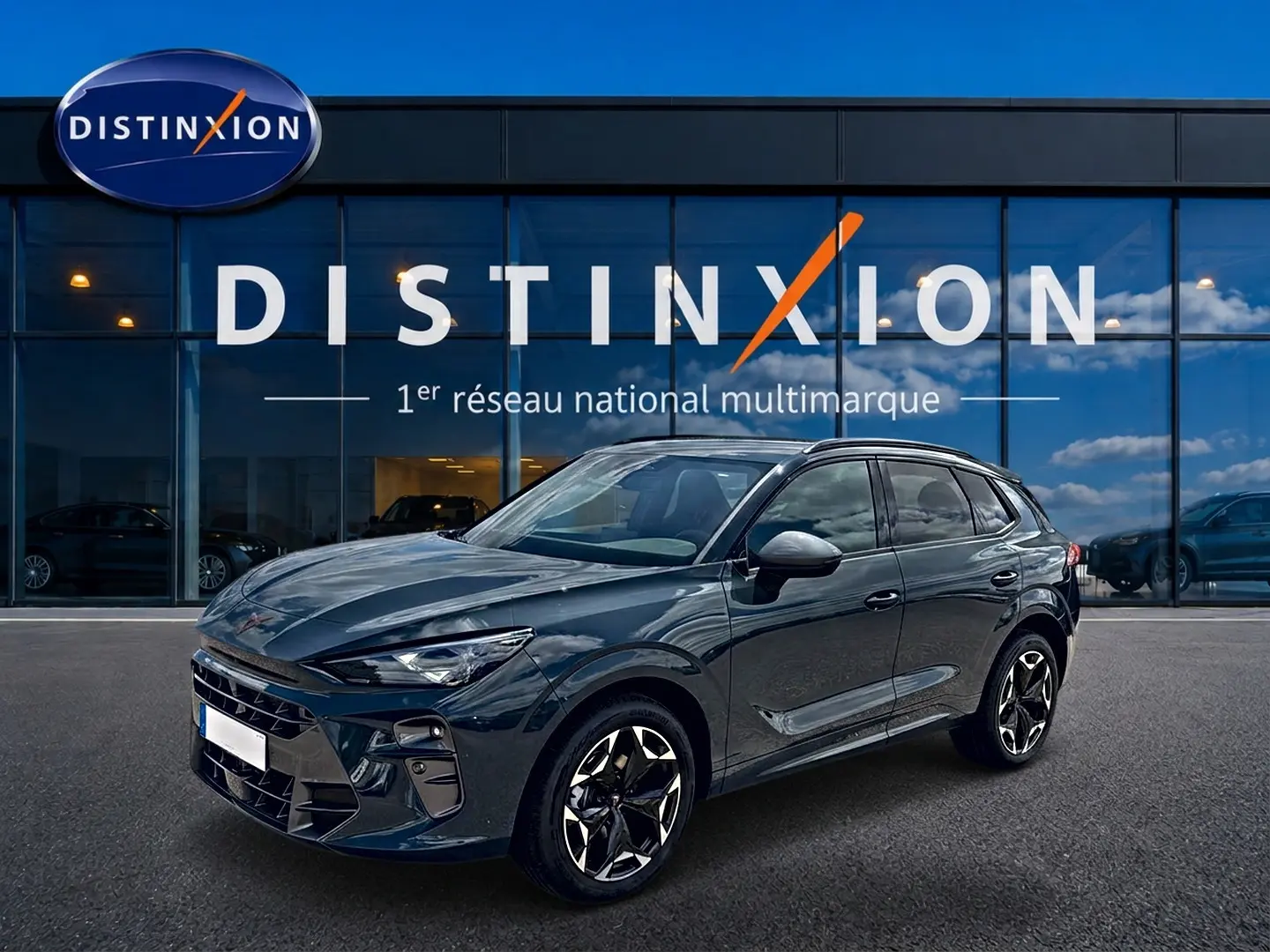 Vue 3/4 avant droit d'un CUPRA TERRAMAR 2026 bleu fjord avec jantes 19 pouces devant un showroom Distinxion.