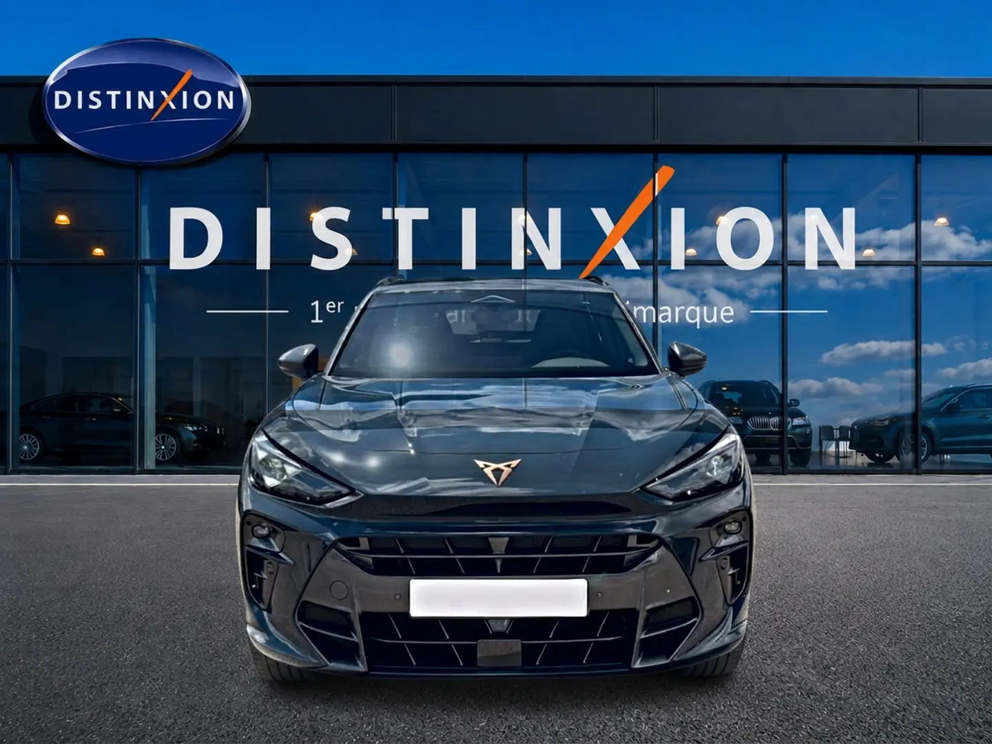 Vue avant d'une CUPRA TERRAMAR 2026 bleu fjord, avec logo distinctif et calandre sportive visible.