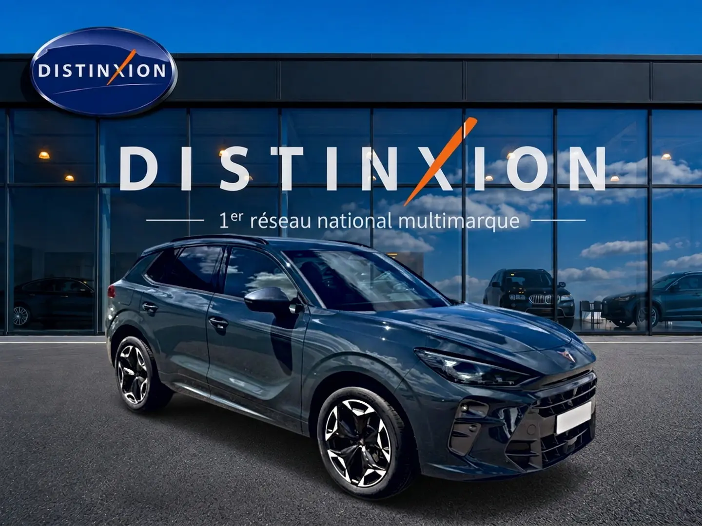 Vue 3/4 avant droite d'un CUPRA Terramar bleu fjord avec jantes 19 pouces devant une vitrine Distinxion.
