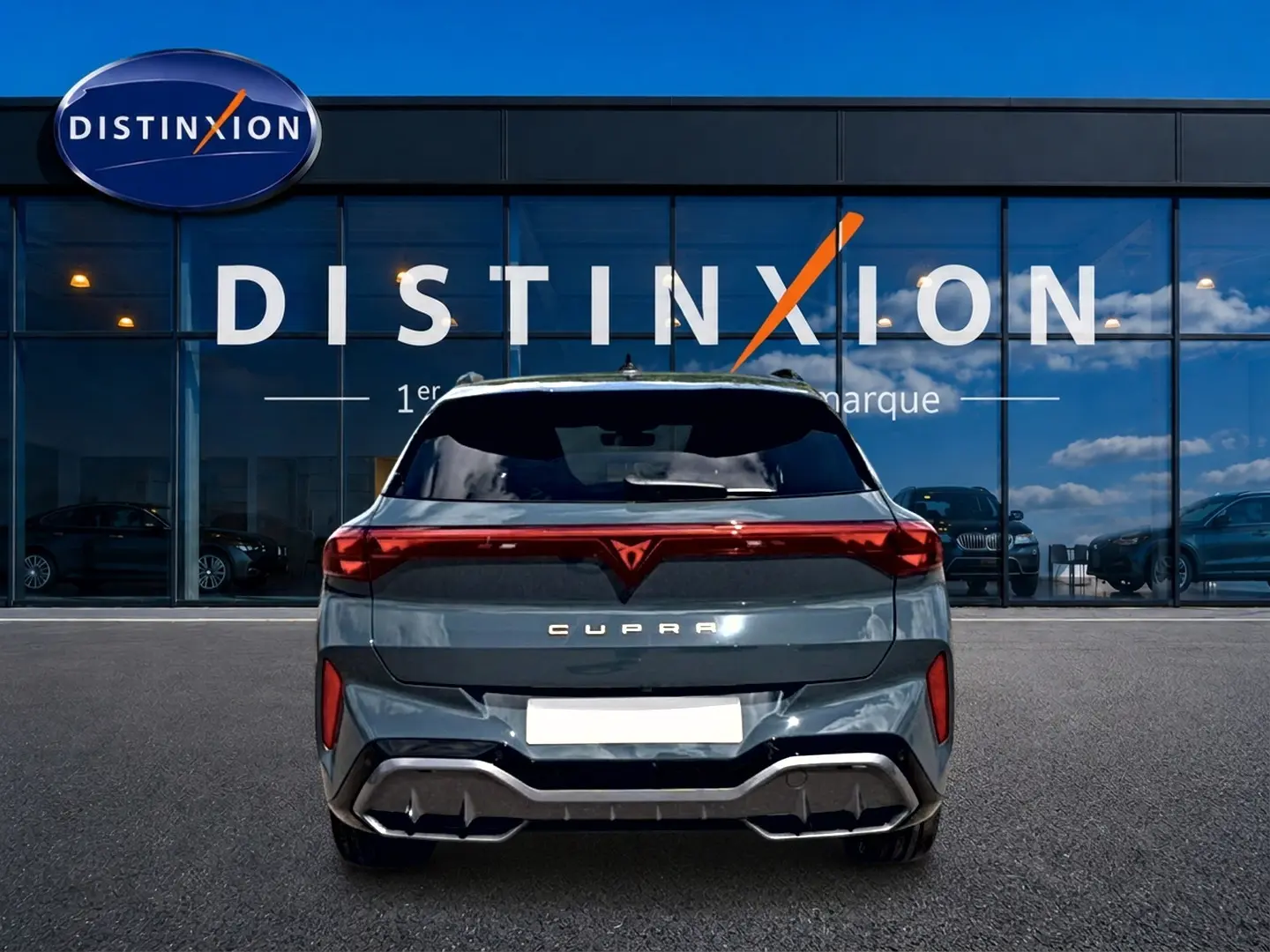 Vue arrière du CUPRA TERRAMAR bleu fjord 2026 avec feux arrière LED continus et double sortie d’échappement intégrée.