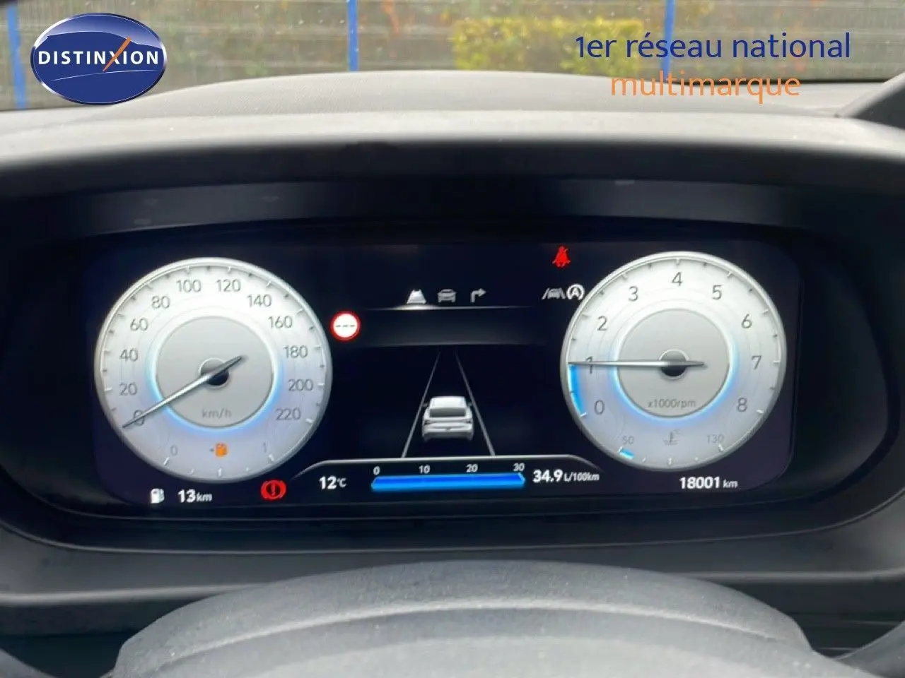 Vue rapprochée du tableau de bord numérique de la Hyundai i20 gris Aurora, affichant vitesse et régime moteur.