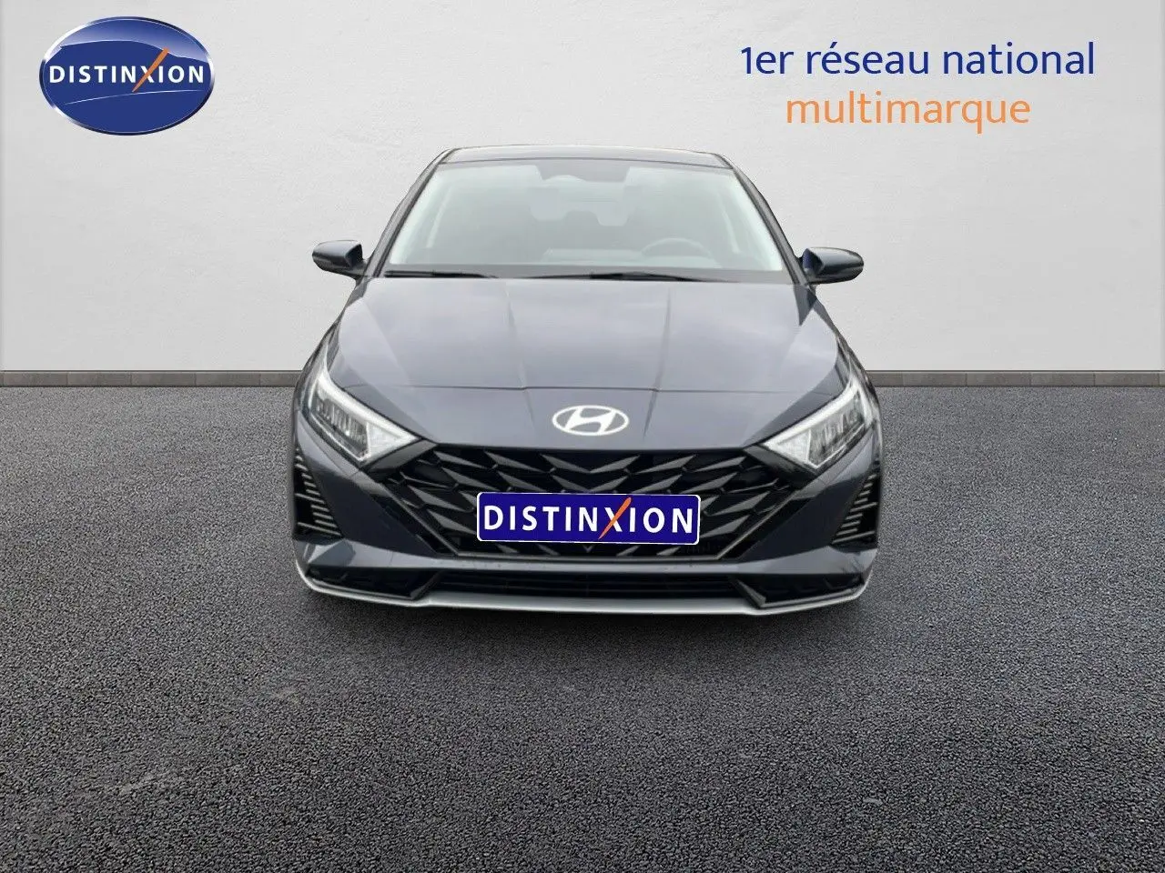 Vue frontale d'une Hyundai i20 gris Aurora Metal 2025 avec calandre noire et phares LED anguleux.