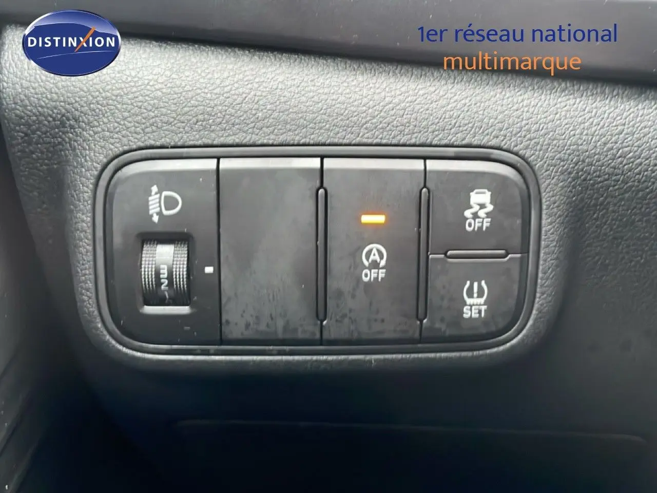 Gros plan sur les commandes de réglage d’éclairage et d’aide à la conduite dans une Hyundai i20 gris Aurora Metal.