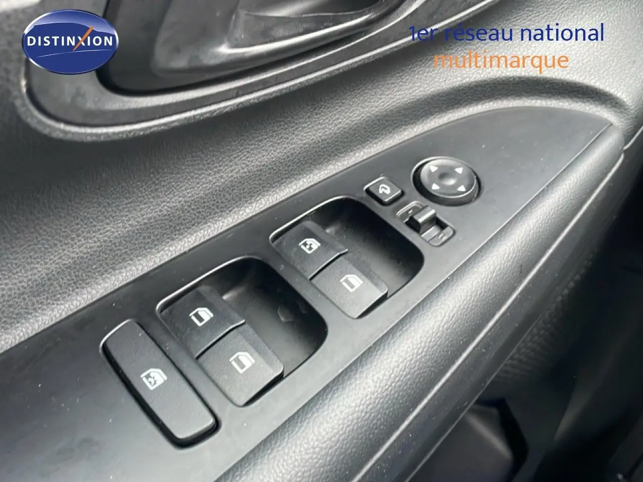 Détail des commandes des vitres électriques sur la porte côté gauche d’une Hyundai i20 gris Aurora Metal.