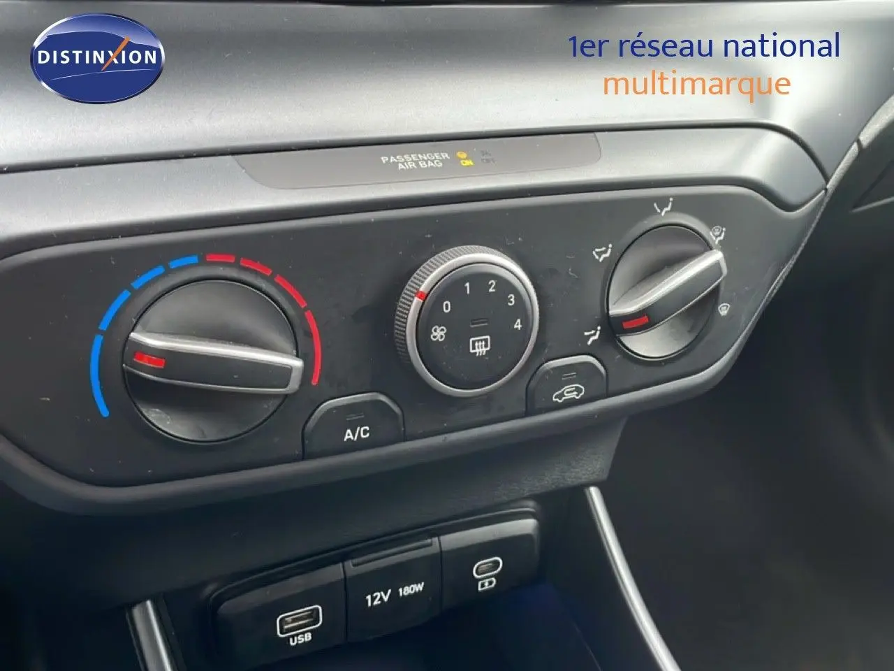 Gros plan sur la console centrale de la Hyundai i20 2025 gris Aurora Metal, montrant les commandes de climatisation et ports USB.