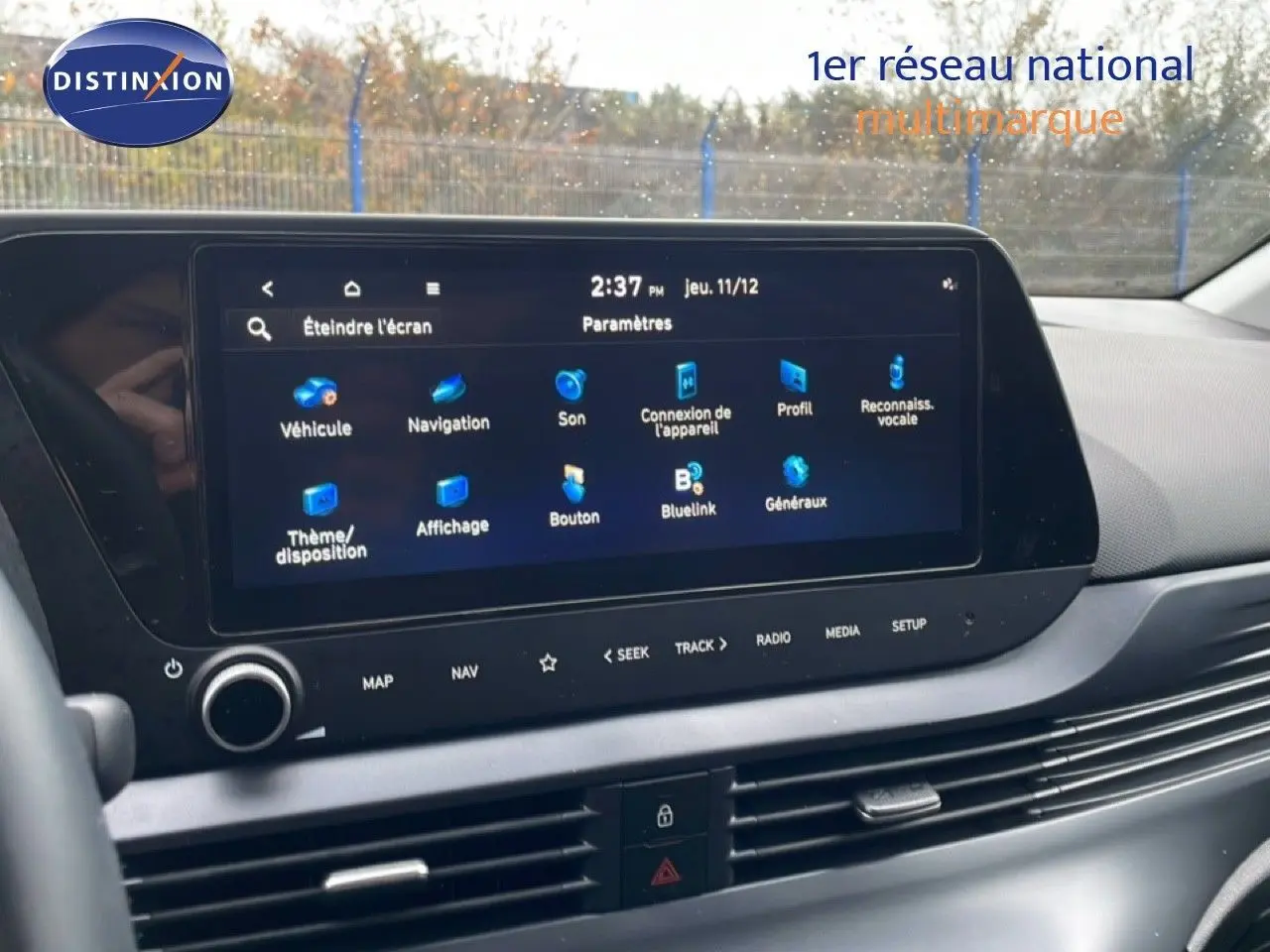 Vue rapprochée de l’écran tactile central du tableau de bord de la Hyundai i20 2025 gris Aurora Metal.