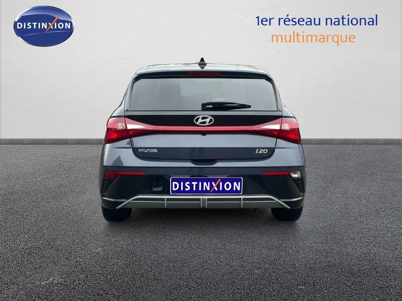 Vue arrière d'une Hyundai i20 2025 gris Aurora Metal avec feux LED et logo distinctif sur fond neutre.