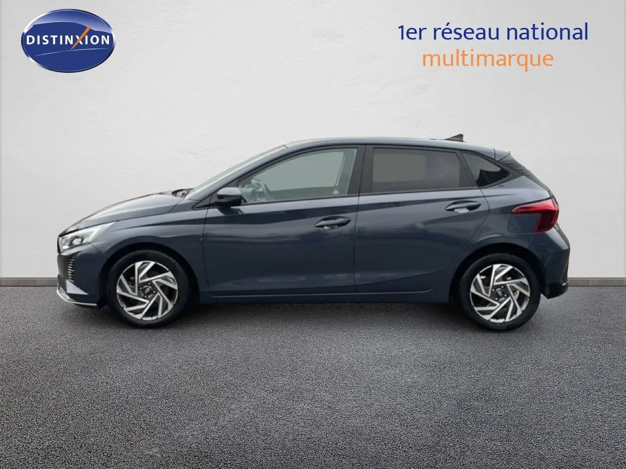 Profil droit d'une Hyundai i20 2025 gris Aurora Metal avec jantes alliage et vitres teintées, sur fond neutre.