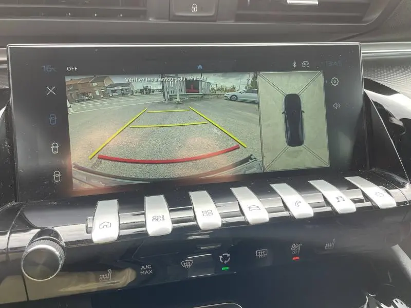 Écran tactile intérieur du Peugeot 508 SW gris Selenium montrant la caméra de recul et vue panoramique 360° en stationnement.