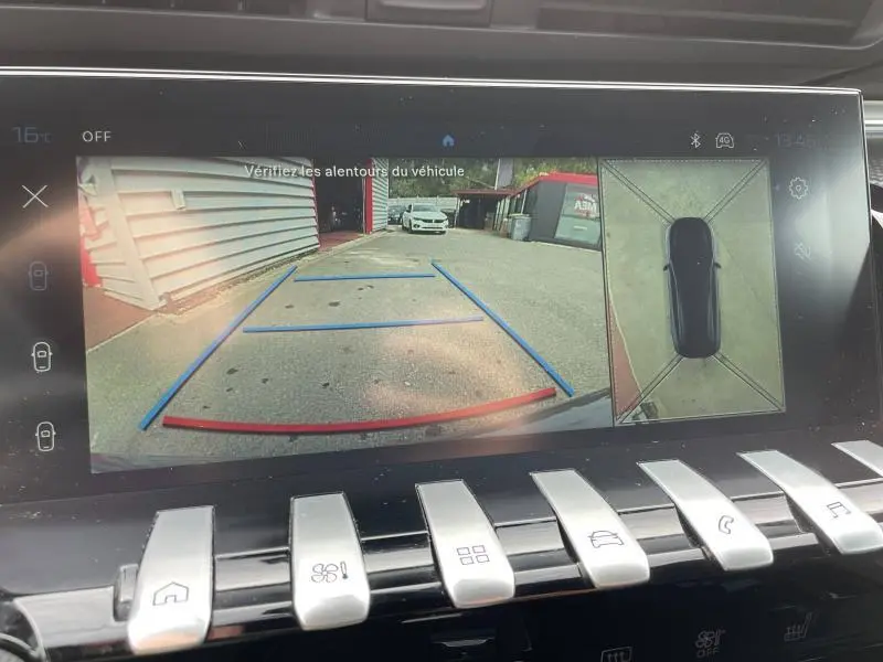 Écran tactile intérieur montrant la caméra de recul et vue 360° du Peugeot 508 SW gris Selenium, tableau de bord moderne.