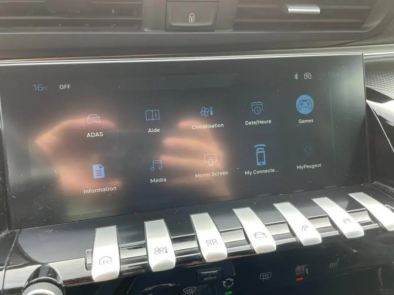 Écran tactile central de la Peugeot 508 SW gris Selenium, vue frontale mettant en valeur les commandes piano et l'interface multimédia.