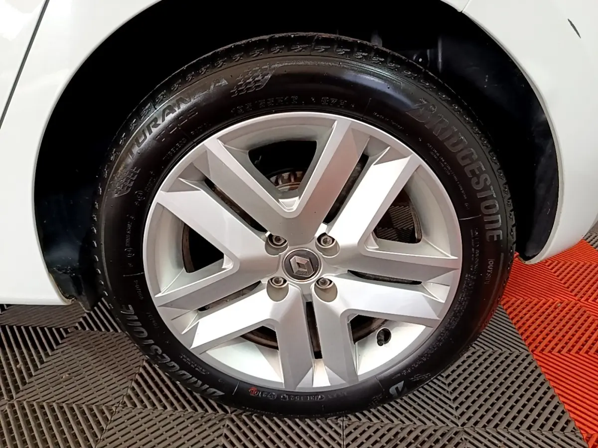 Gros plan sur la roue arrière droite blanche d'une Renault Clio Business 2021, avec passage de roue et partie de la carrosserie visibles.