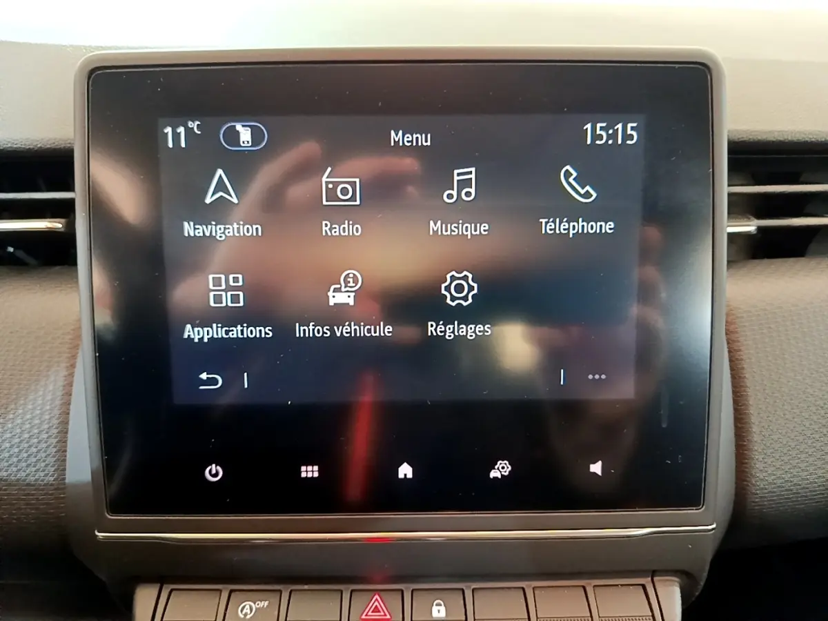 Écran tactile central de la Renault Clio Business 2021 affichant le menu principal avec navigation et réglages.