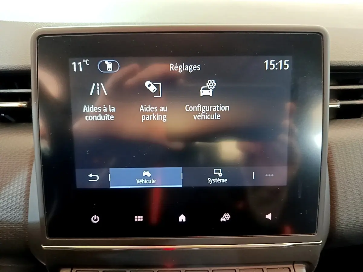 Écran tactile central affichant les réglages du véhicule Renault Clio Business blanc, vue intérieure frontale.