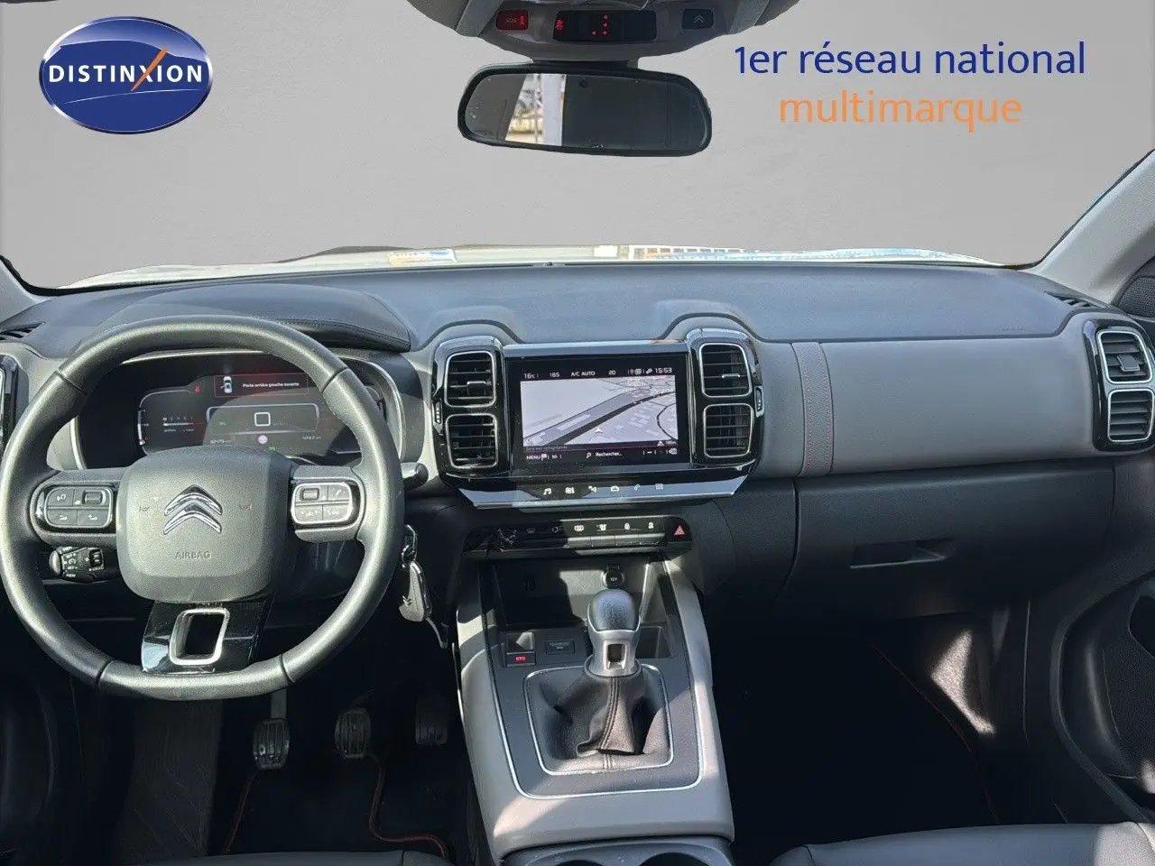 Vue intérieure avant du tableau de bord et volant noir du Citroën C5 Aircross 2020 avec écran tactile et levier de vitesse manuel.
