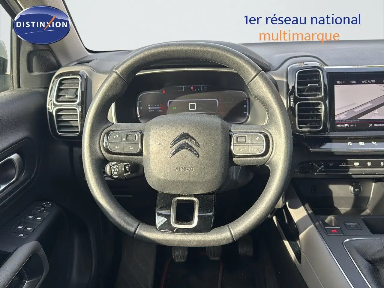 Vue frontale du poste de conduite de la Citroën C5 Aircross blanc nacré, avec volant multifonction et écran tactile.