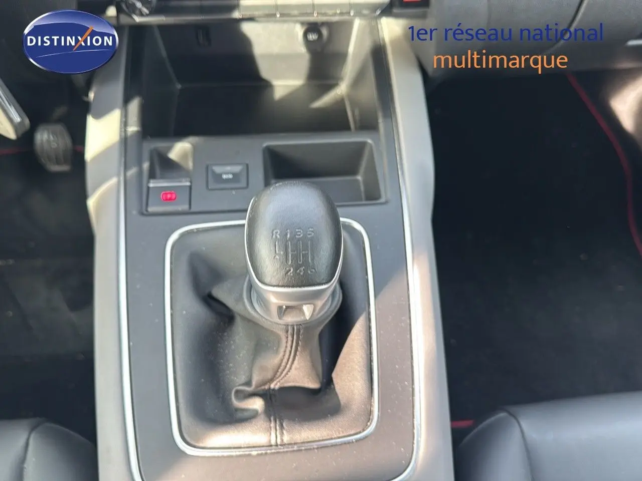 Gros plan sur le levier de vitesses manuel noir de la Citroën C5 Aircross 2020, intérieur en cuir gris.