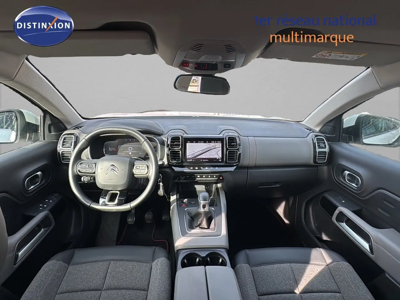 Vue intérieure avant du Citroën C5 Aircross 2020, tableau de bord moderne avec écran tactile et volant multifonction.