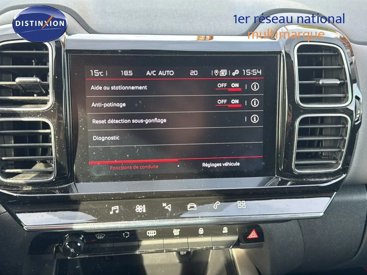 Écran tactile central du tableau de bord du Citroën C5 Aircross 2020, affichant les réglages d’aide à la conduite.