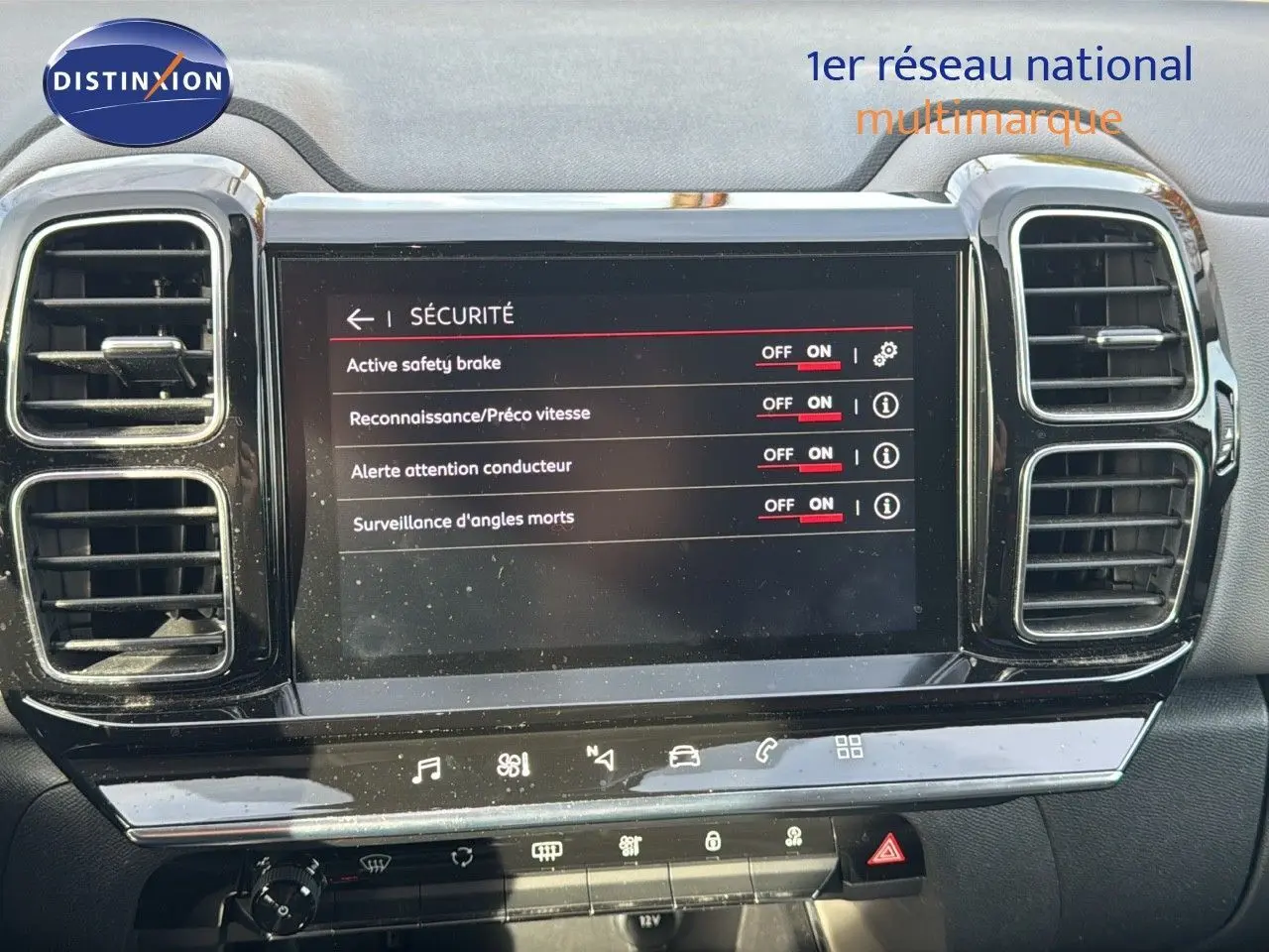Écran tactile central du tableau de bord du Citroën C5 Aircross blanc nacré, affichant les options de sécurité activées.