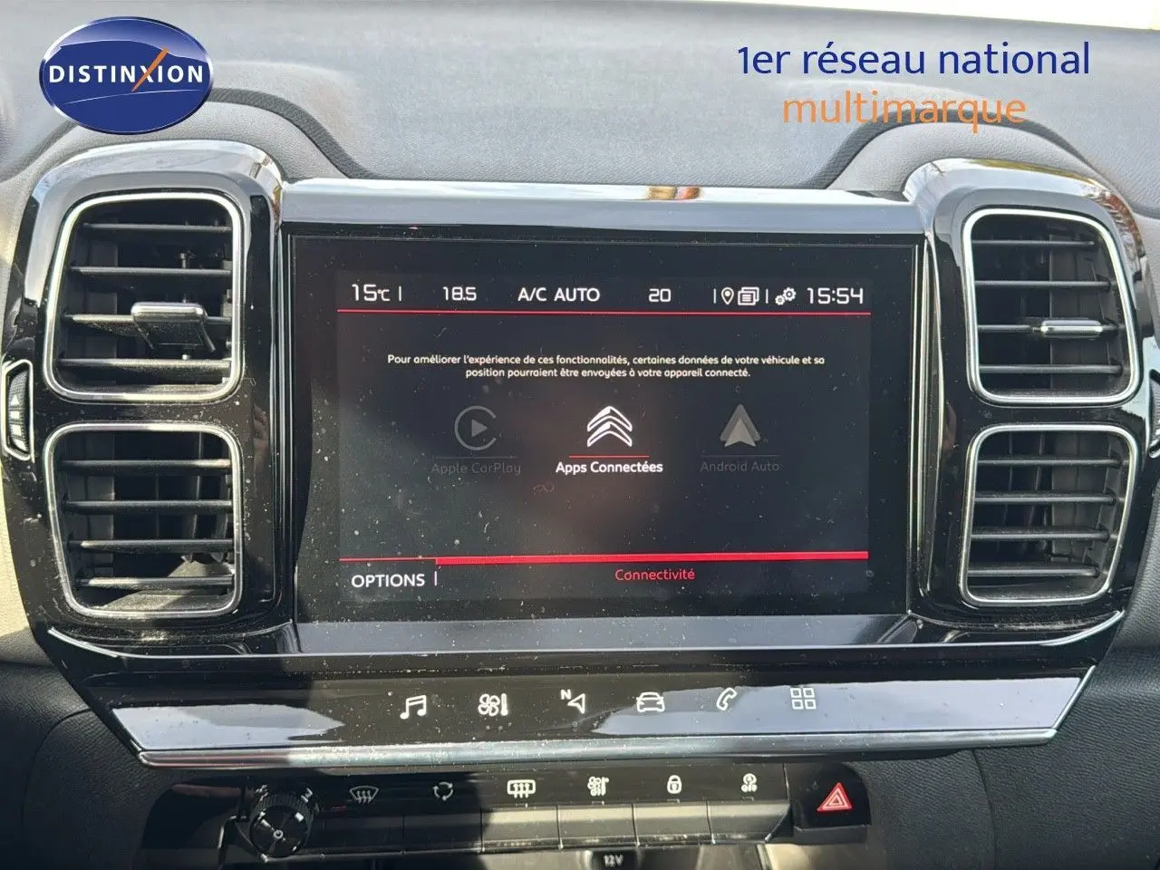 Tableau de bord de Citroën C5 Aircross blanc nacré, vue frontale centrée sur l'écran tactile et aérateurs chromés.