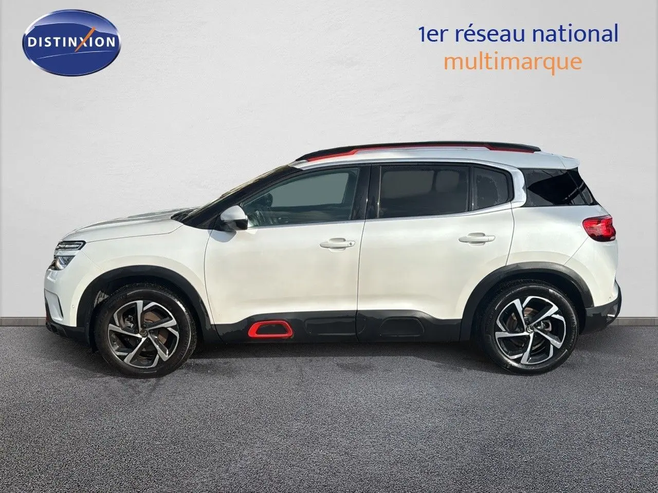 Profil droit du Citroën C5 Aircross blanc nacré avec détails rouges et jantes bicolores en alliage.